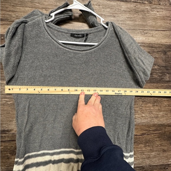 Daisy Fuentes Gray and Cream Sweater - Picture 2 of 7